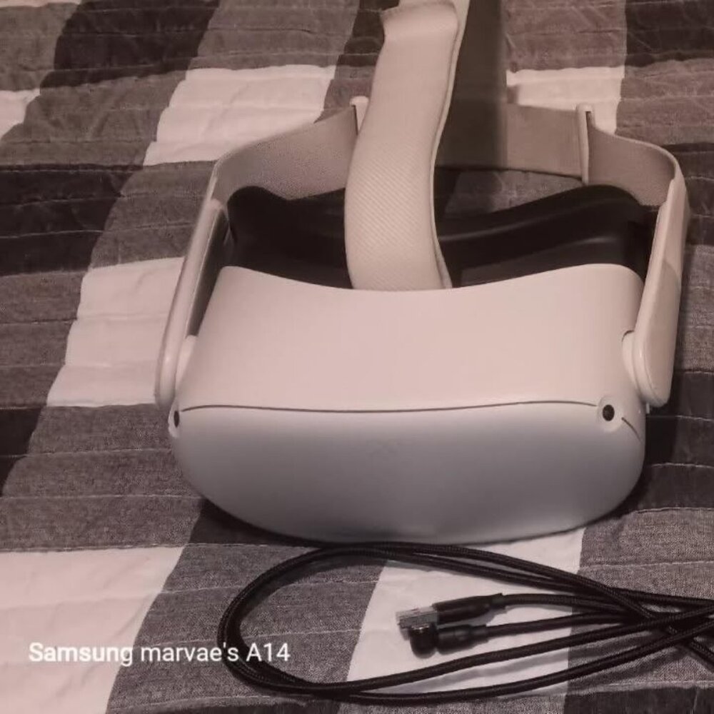 Quest2 150GB headset with changing station and rechargeable battery controller